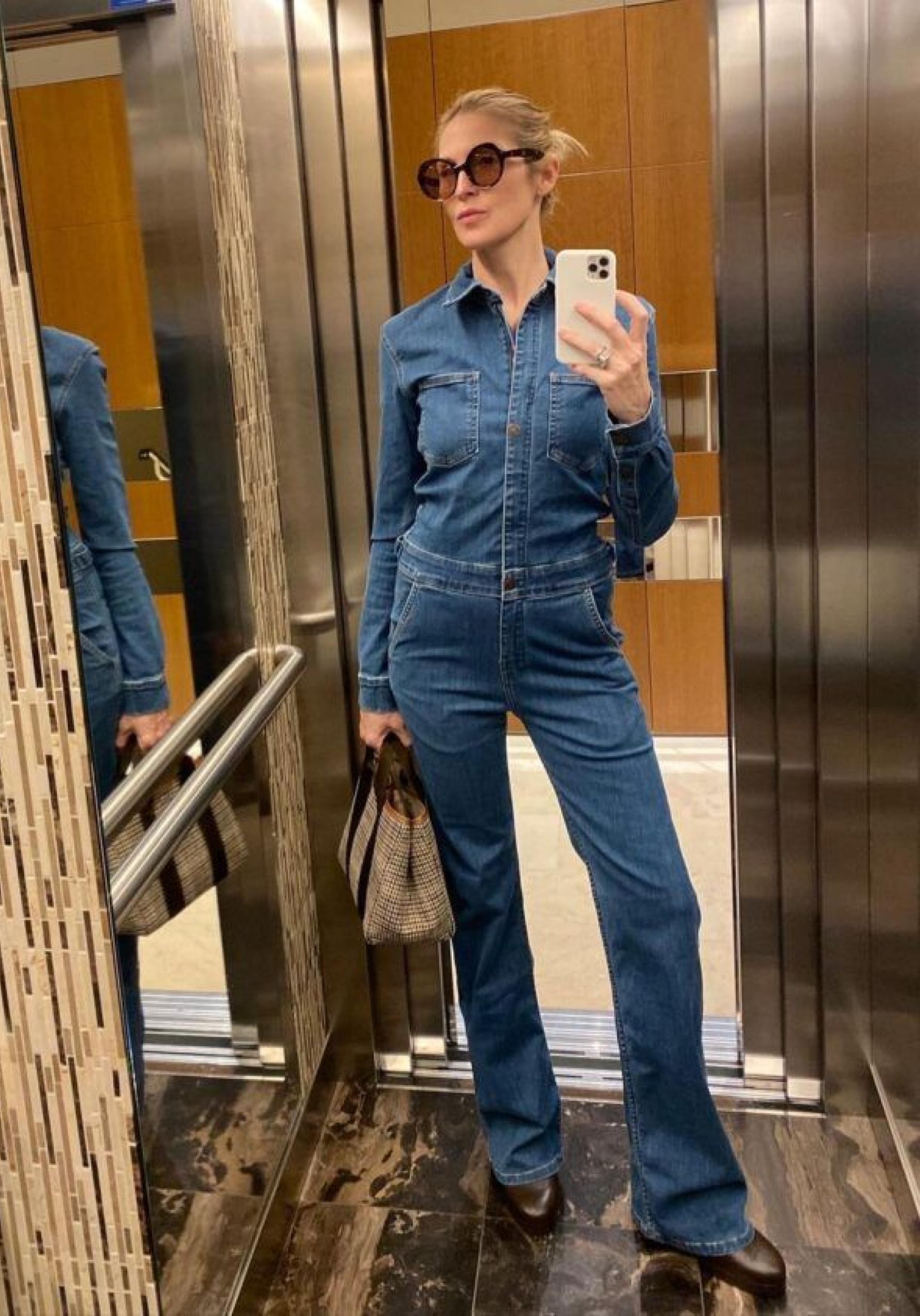 Kelly Rutherford a los 50 con mono largo