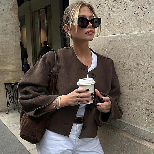 Perfumes amaderados que huelen genial: fragancias originales que arrasan entre las más elegantes este otoño