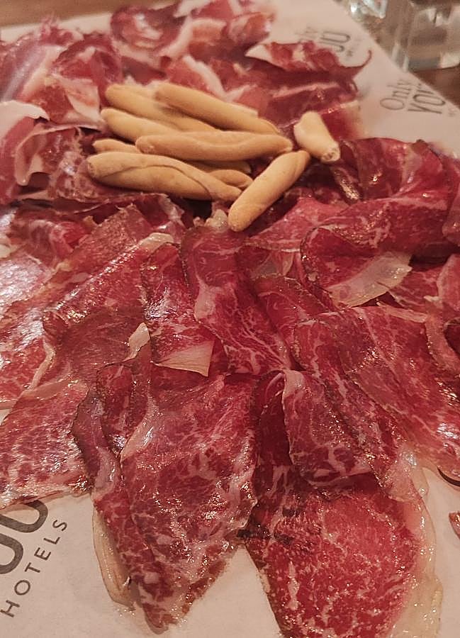Imagen - La cecina de Wagyu y la paleta ibérica de El Colmado de Sép7ima, el restaurante del rooftop del Only You hotel Atocha. / AFL
