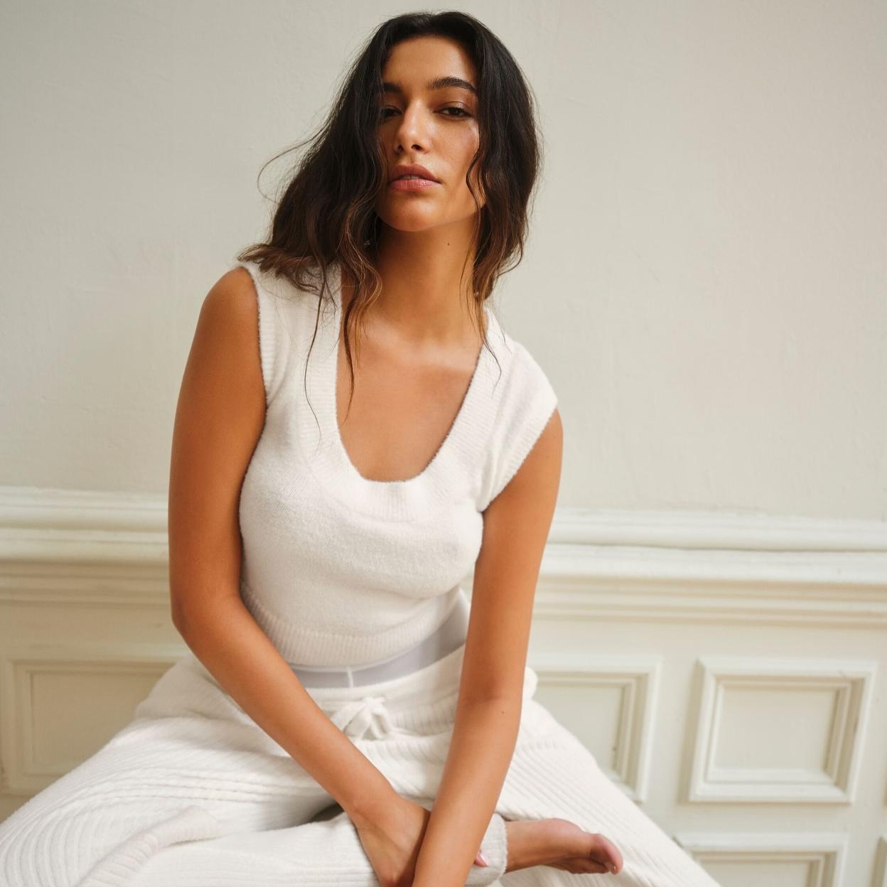 Mujer practicando yoga en casa. 