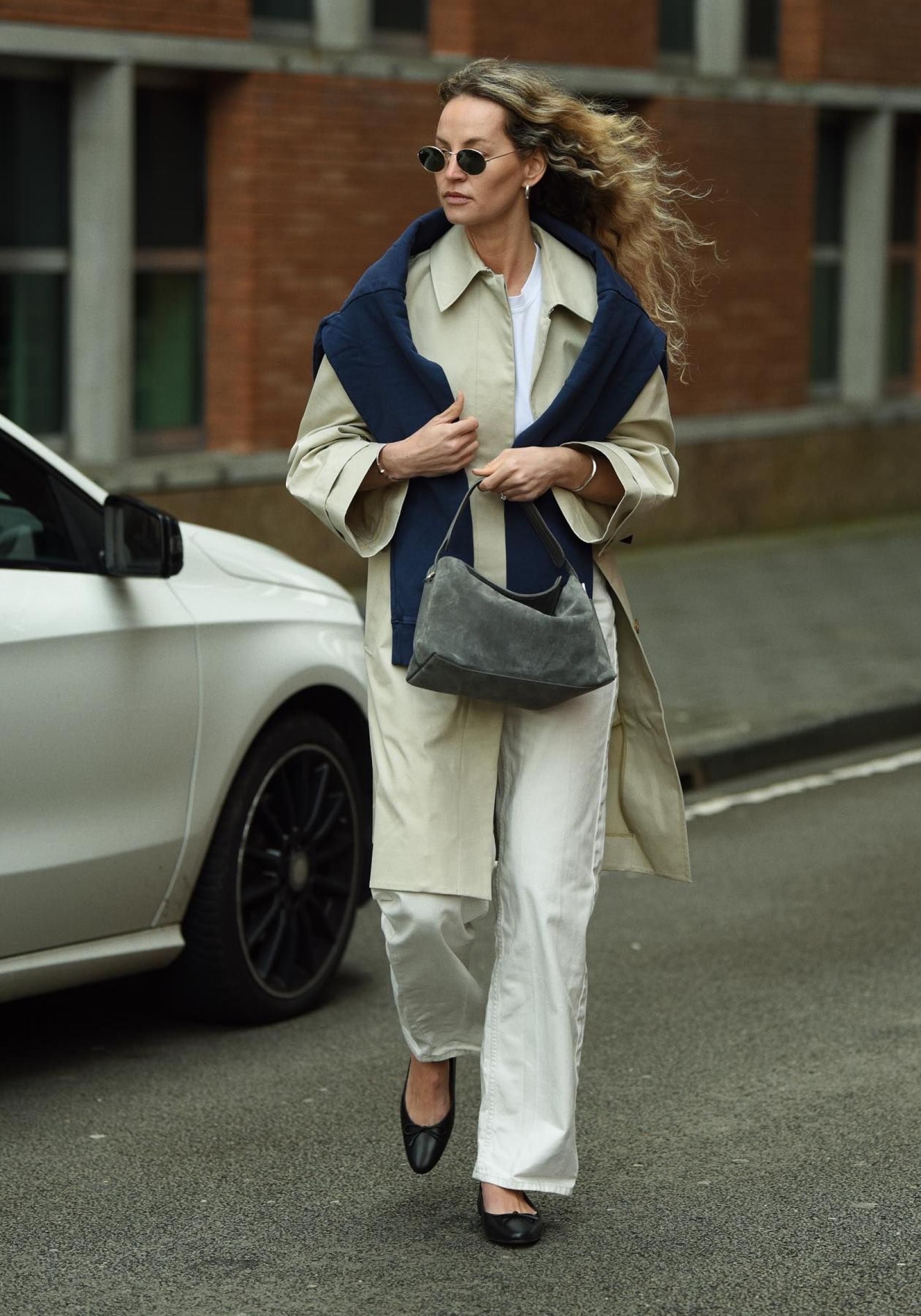 Influencer con bailarinas elegantes