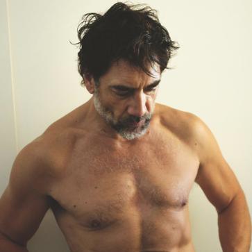 Imagen secundaria 1 - Javier Bardem fotografiado por Penélope Cruz. 