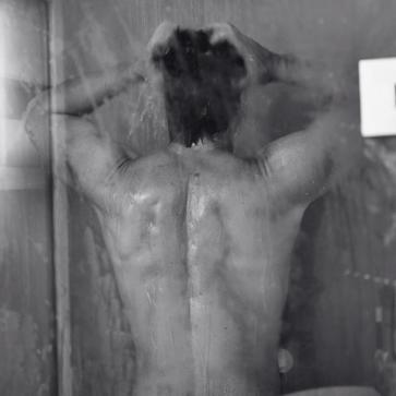 Imagen secundaria 1 - Javier Bardem fotografiado en su casa por Penélope Cruz. 