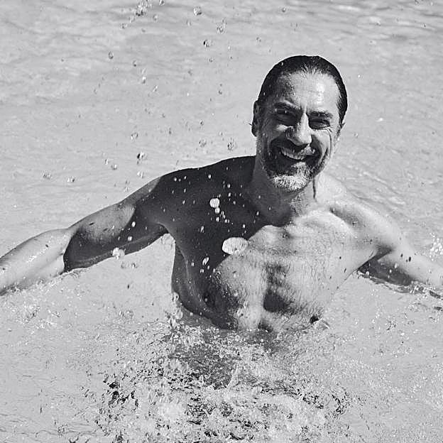 Imagen principal - Javier Bardem fotografiado en su casa por Penélope Cruz. 