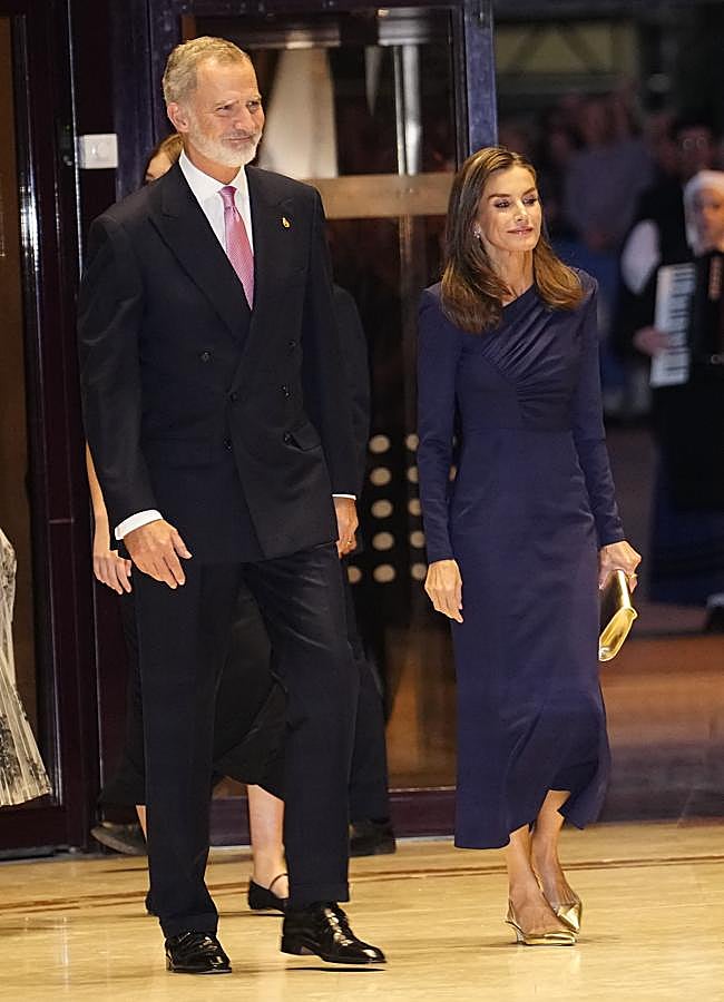 Imagen - La reina Letizia en el XXXII Concierto de los Premios Princesa de Asturias 2024 con un vestido midi azul marino./Foto: Limited Pictures.