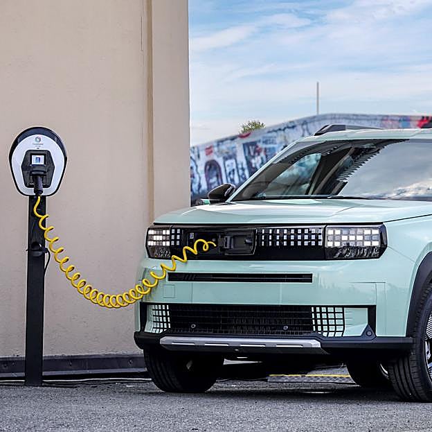 Fiat Grande Panda, regalo de aniversario: la marca italiana acaba de cumplir nada menos que 125 años y en tan importante celebración ha presentado la nueva generación de unos de sus modelos más famosos, el Grande Panda. Ahora es un SUV de cuatro metros con un estilo futurista. Se pondrá a la venta en 2025 en versión eléctrica, con un precio por debajo de los 25.000 €, aunque después llegarán las versiones híbridas.