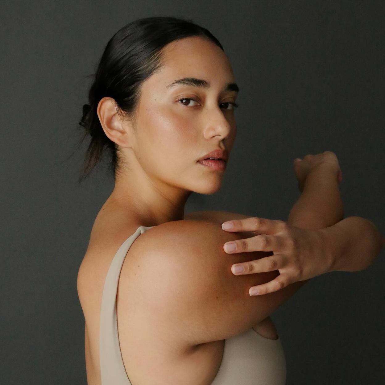 Mujer practicando yoga. 