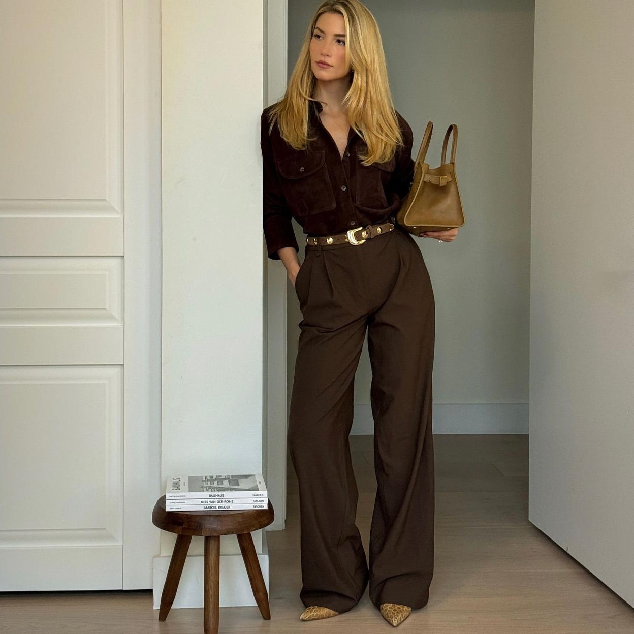 Influencer con pantalones de traje
