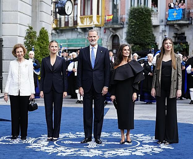 La familia real al completo en su llegada a los Premios Princesa de Asturias 2024.