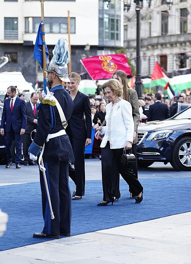 Imagen - La reina Sofía acompañada de sus nietas en los Premios Princesa de Asturias. Foto: Limited Pictures.