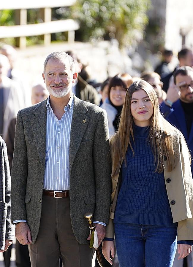 Imagen - La infanta Sofía junto a su padre con un look cómodo con gabardina.