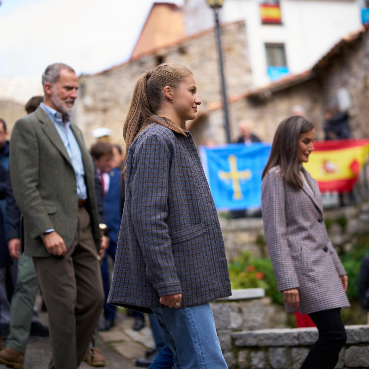 Un momento del paseo de los reyes Felipe y Letizia y Leonor por Sotres, Premio Pueblo Ejemplar de Asturias 2024. 