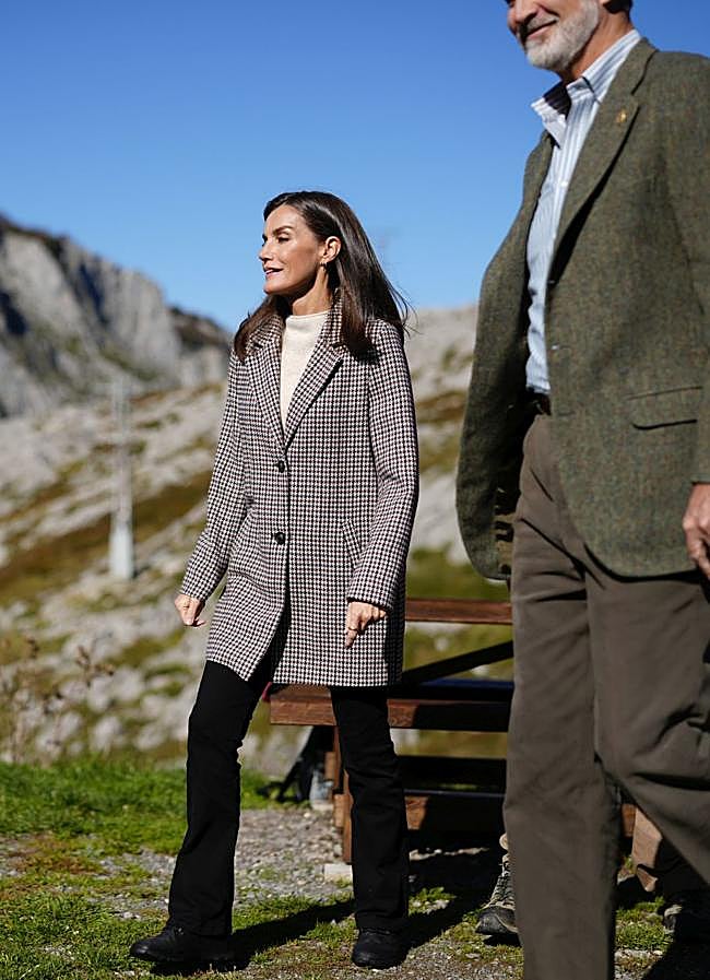 Imagen - La reina Letizia lució un look con pantalones negros y jersey. / LIMITED PICTURES