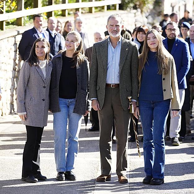 La reina Letizia, la princesa Leonor,el rey Felipe y la infanta Sofía durante su visita a Sotres.