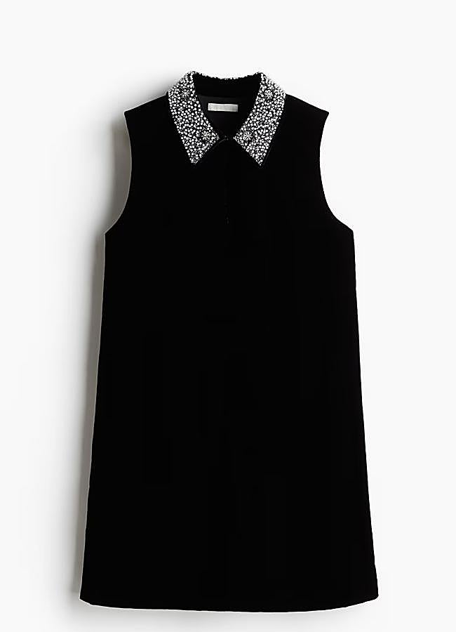 Imagen - Vestido mini en negro con cuello joya de H&M.