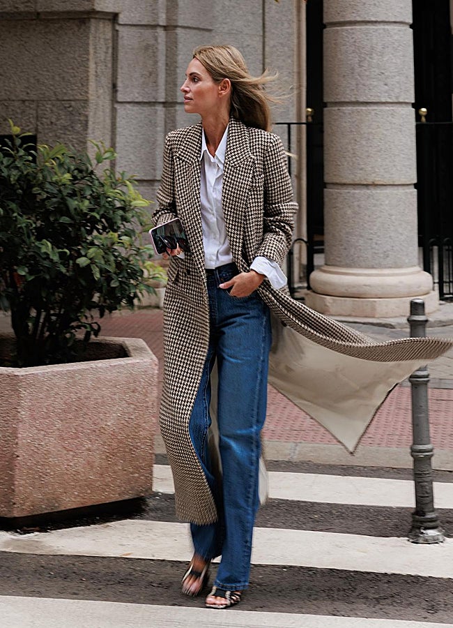 Imagen - Andrea Pascual, con un look formado por abrigo largo sastre y jean con camisa blanca. INSTAGRAM @ANDREA_PASCUAL