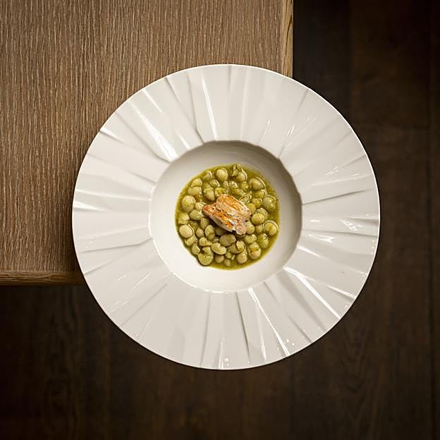 Verdinas con cigala, uno de los guisos marineros que podemos degustar en Bistronómika.