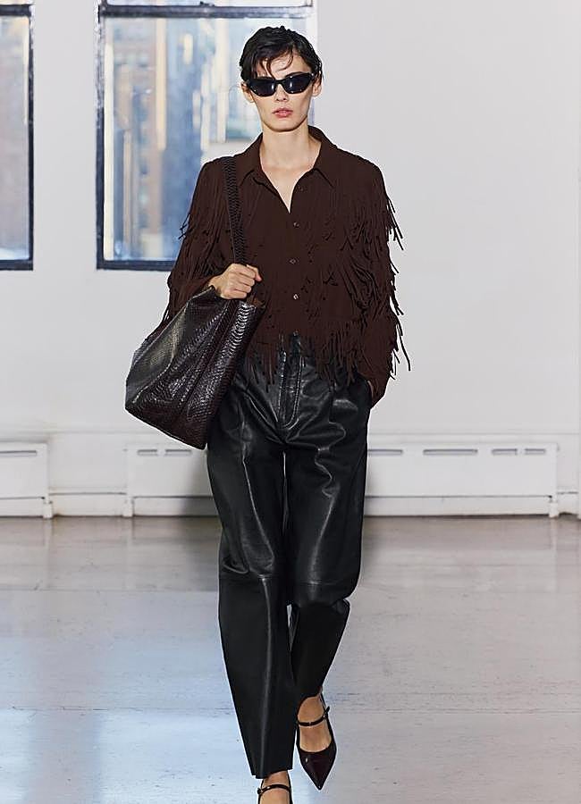 Imagen - Camisa con detalle de flecos en marrón de Zara.