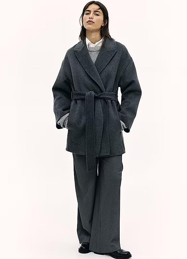 Imagen - Total look gris con abrigo batín, pantalones de traje y jersey