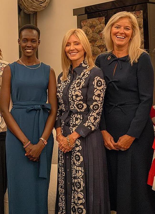 Imagen - Marie-Chantal Miller con un vestido camisero de Prada.