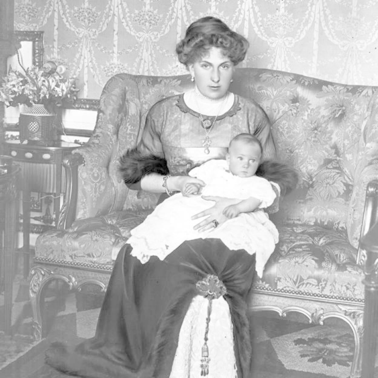 Victoria Eugenia de Battenberg, con su hija María Cristina, recién nacida. 