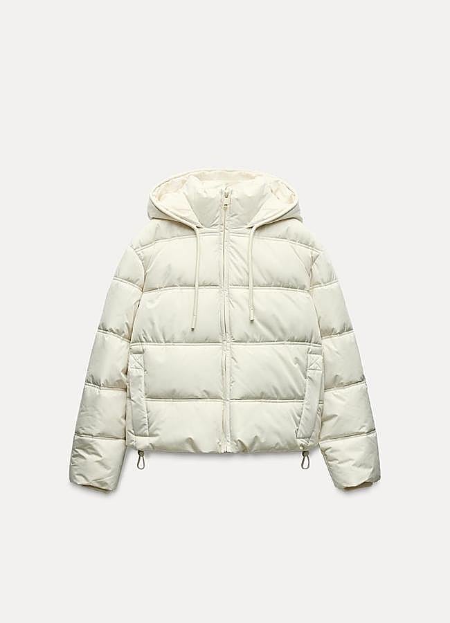 Imagen - Abrigo de plumas acolchado en blanco de Zara.