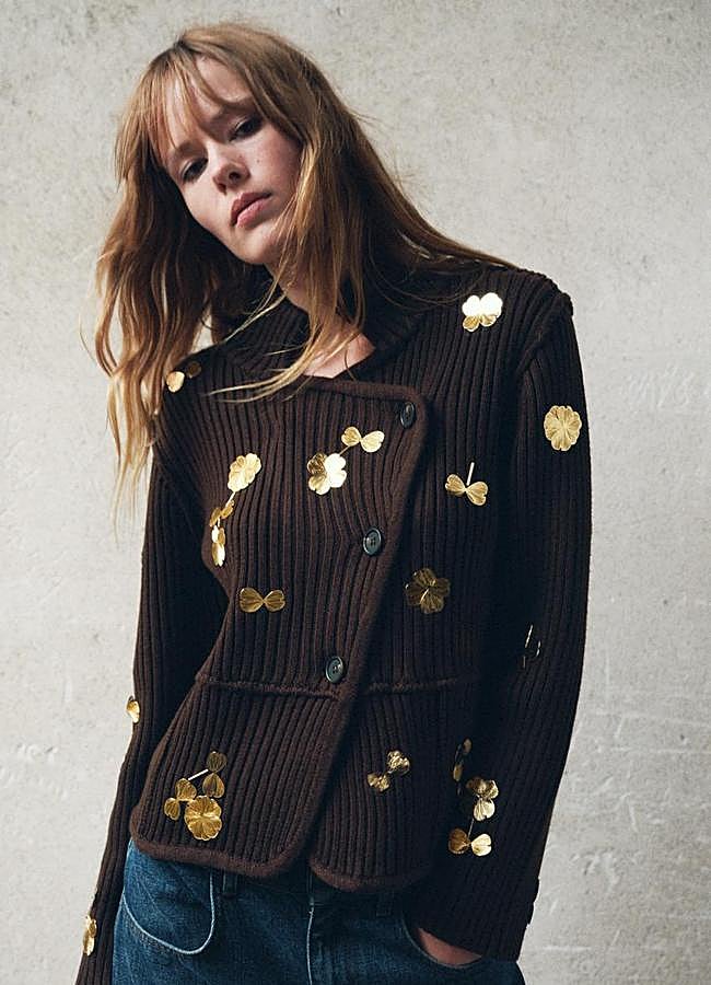 Imagen - Chaqueta en color marrón con apliques joyas de Zara.