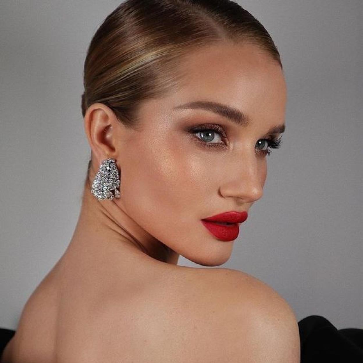 Rosie Huntington Whiteley con labial mate aterciopelado en rojo