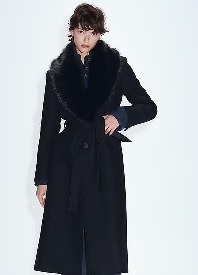 Imagen - Abrigo negro con cuello efecto pelo