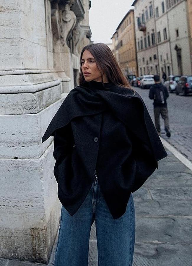 Imagen - Abrigo negro con bufanda