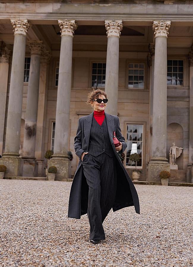 Imagen - Influencer con traje de raya diplomática/@venswifestyle