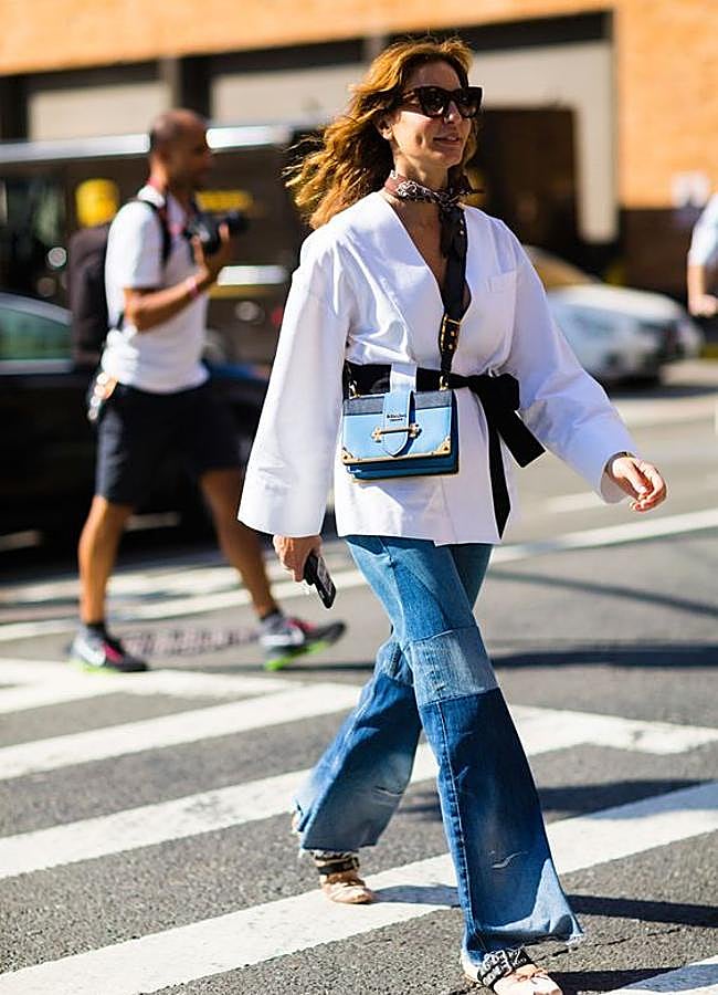 Imagen - Influencer +50 con look de vaqueros patchwork/@azafashions