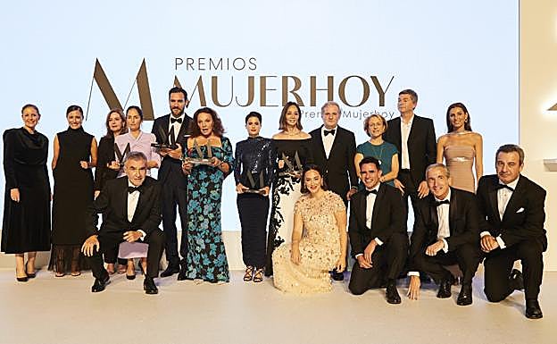 Foto de familia con todos nuestros galardonados en estos Premios Mujerhoy 2024.