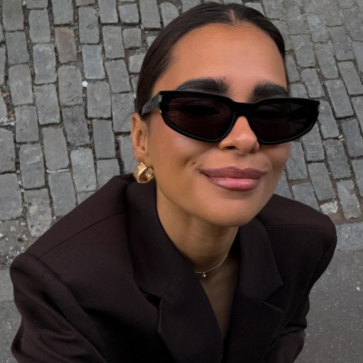 Influencer con pendientes dorados