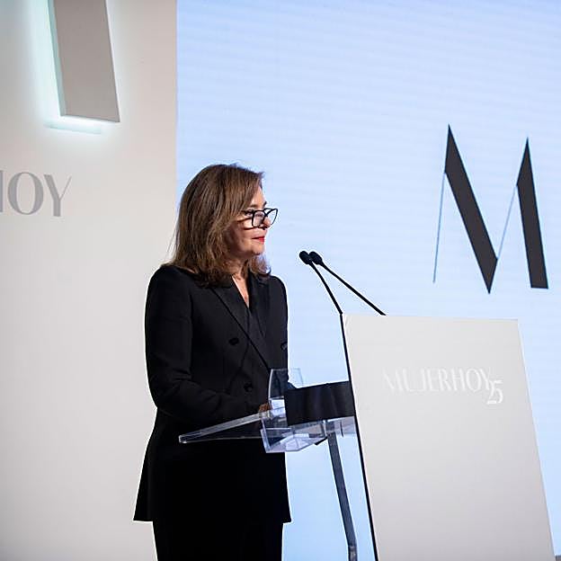 Lourdes Garzón, directora de Mujerhoy, durante su discurso de bienvenida a los Premios Mujerhoy 2024.