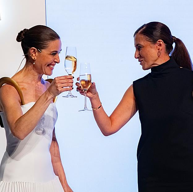 Samary Fernández Feito, directora General del Área de Lujo, Estilo de vida y Revistas de Vocento, durante su brindis en los Premios Mujerhoy 2024 con Raquel Sänchez Silva.