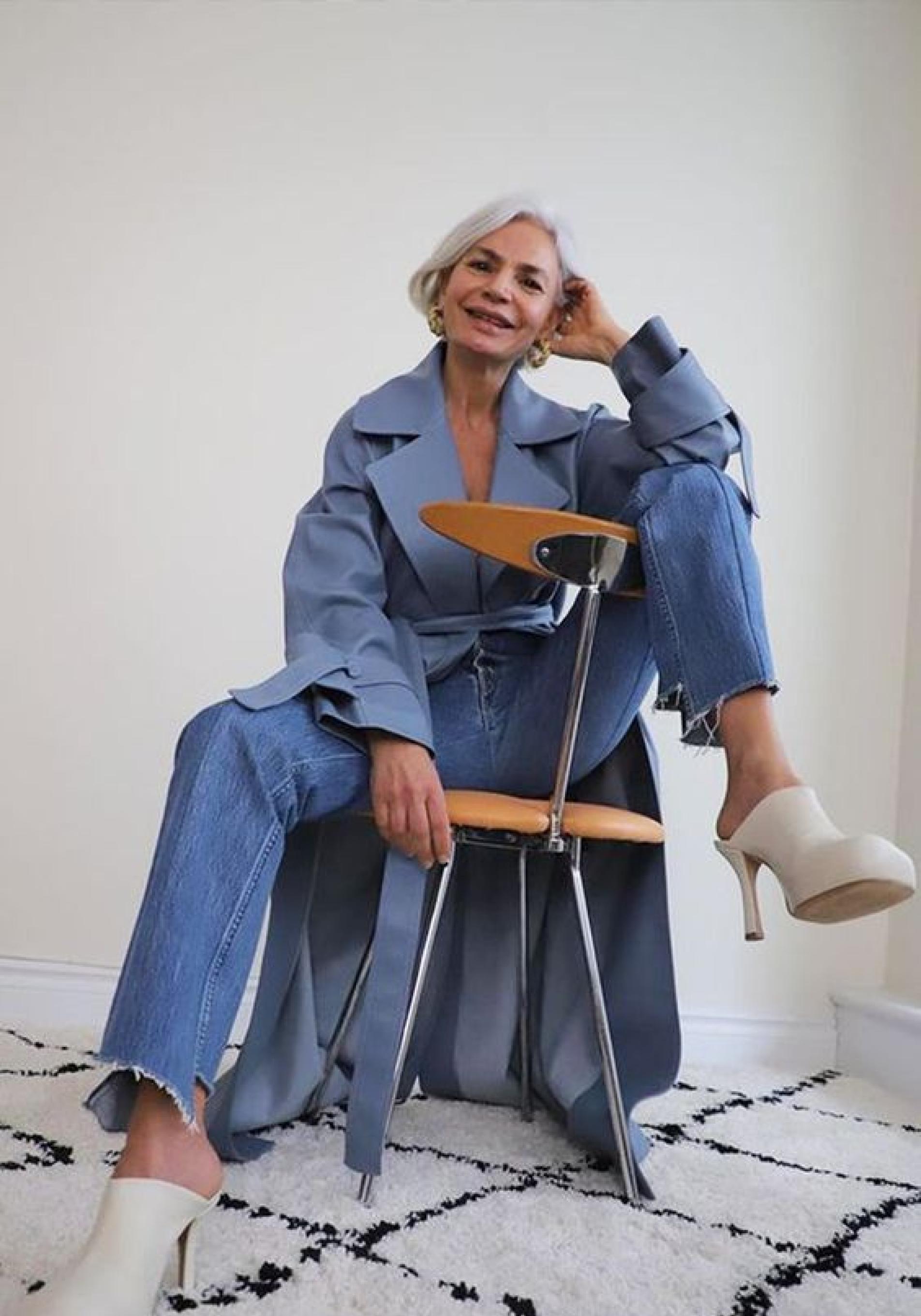 Influencer mayor de 50 con total look denim