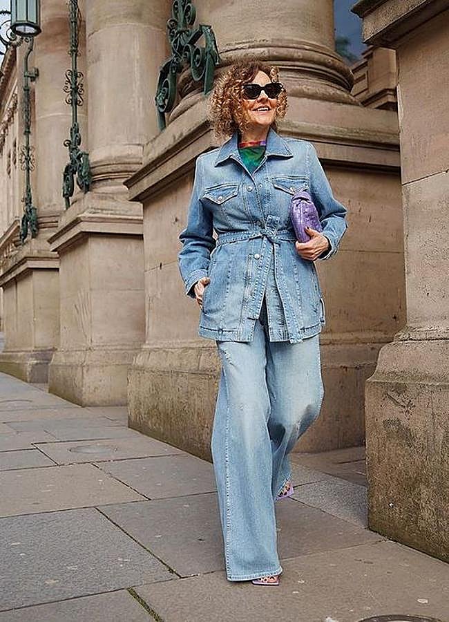 Imagen - Influencer con look denim de chaqueta con cinturón y vaqueros wide leg/@venswifestyle