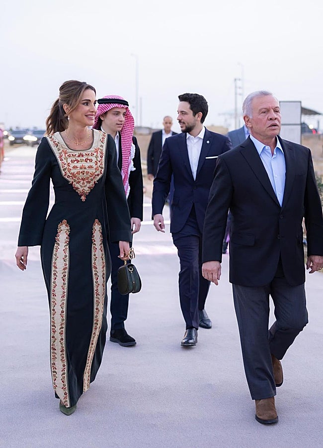 Imagen - Rania de Jordania, acompañada de su marido el rey Abdalá, luciendo uno de sus caftanes bordados fabulosos. GTRES.