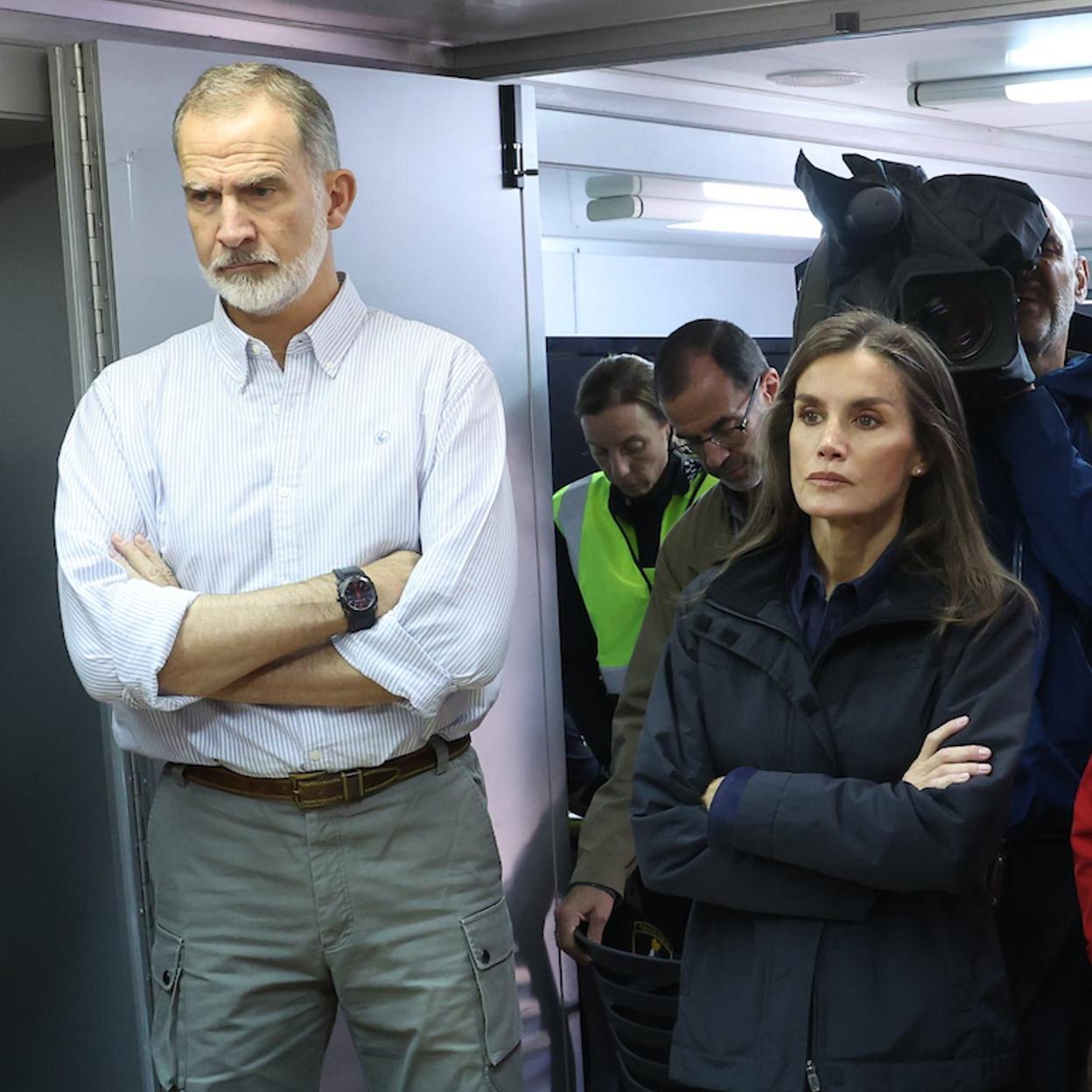 El rey Felipe y la reina Letizia en el centro de mando avanzado de Paiporta, Valencia.