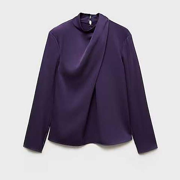 Blusa satinada drapeada cuello alto (29,99€)