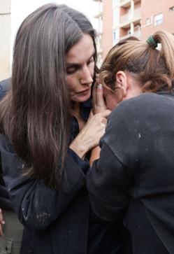 Imagen secundaria 2 - La reina Letizia consoló a las vecinas de Paiporta que se acercaron a ella. 