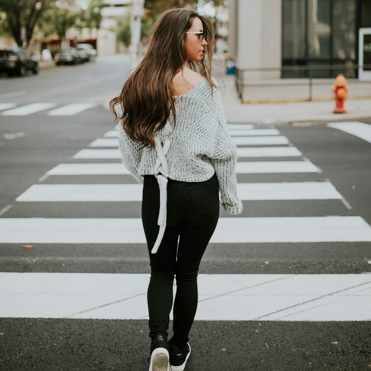 Un nuevo estudio señala que andar, parar y volver a andar, maximiza la quema de grasa. 