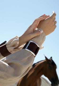 Imagen secundaria 2 - Los complementos perfectos de Dorantes Harness: su bolso Park Drag en una nueva versión, un original cinturón y los nuevos brazaletes de la firma de lujo silencioso.