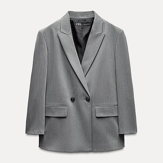 Imagen principal - Isabel Díaz Ayuso arriesga con un look cómodo e inesperado: pitillos y botas moteras