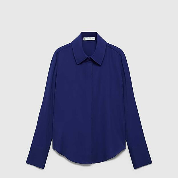 Imagen principal - Camisa manga larga fluida de Mango (39,99 €)/ Falda midi revestida de H&M (32,99€)/ Zapato destalonado tacón de Massimo Dutti (59,95€)