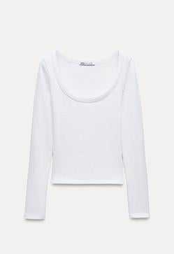 Imagen secundaria 2 - Falda midi vaquera de Mango (29,99€)/ Chaqueta punto cinturón de Zara (29,95€)/ Camiseta rib manga larga de Zara (9,95€)