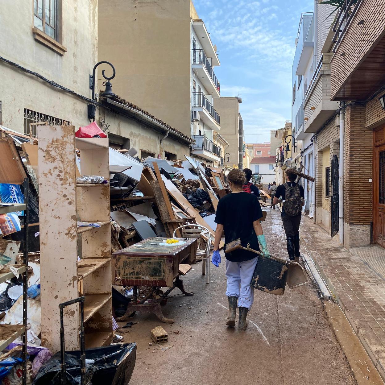 Amaya, Gabriel y Jonsson fotografiados por Mateo en las calles de Aldaia. 