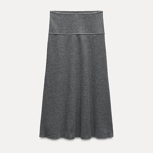 Imagen principal - Falda midi volumen soft de Zara (17,95€)/ Jersey soft punto liso de Zara (27,95€)/ Bailarinas destalonadas con hebillas de Parfois (25,99€)