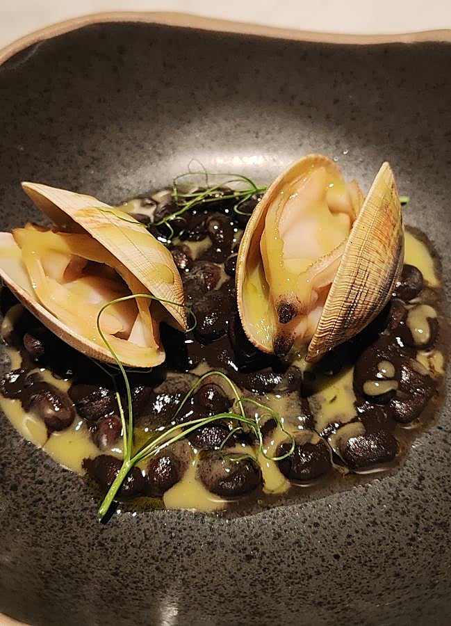 Imagen - El plato de almeja fina y alubias negras de HDDN, una de las elaboraciones que podemos disfrutar en sus menús degustación. / AFL 